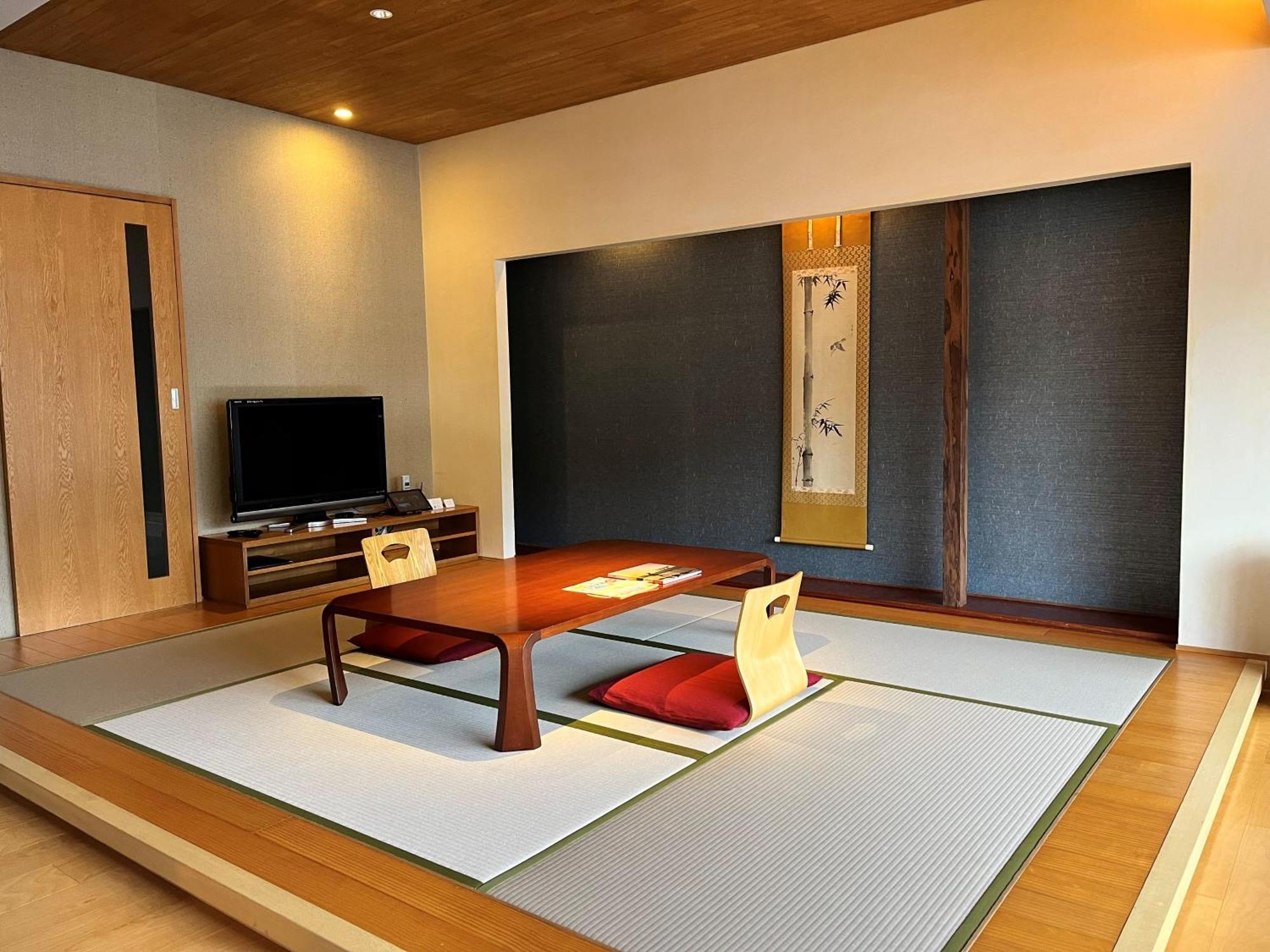 Отель Itsukushima Iroha Хацукаити Экстерьер фото